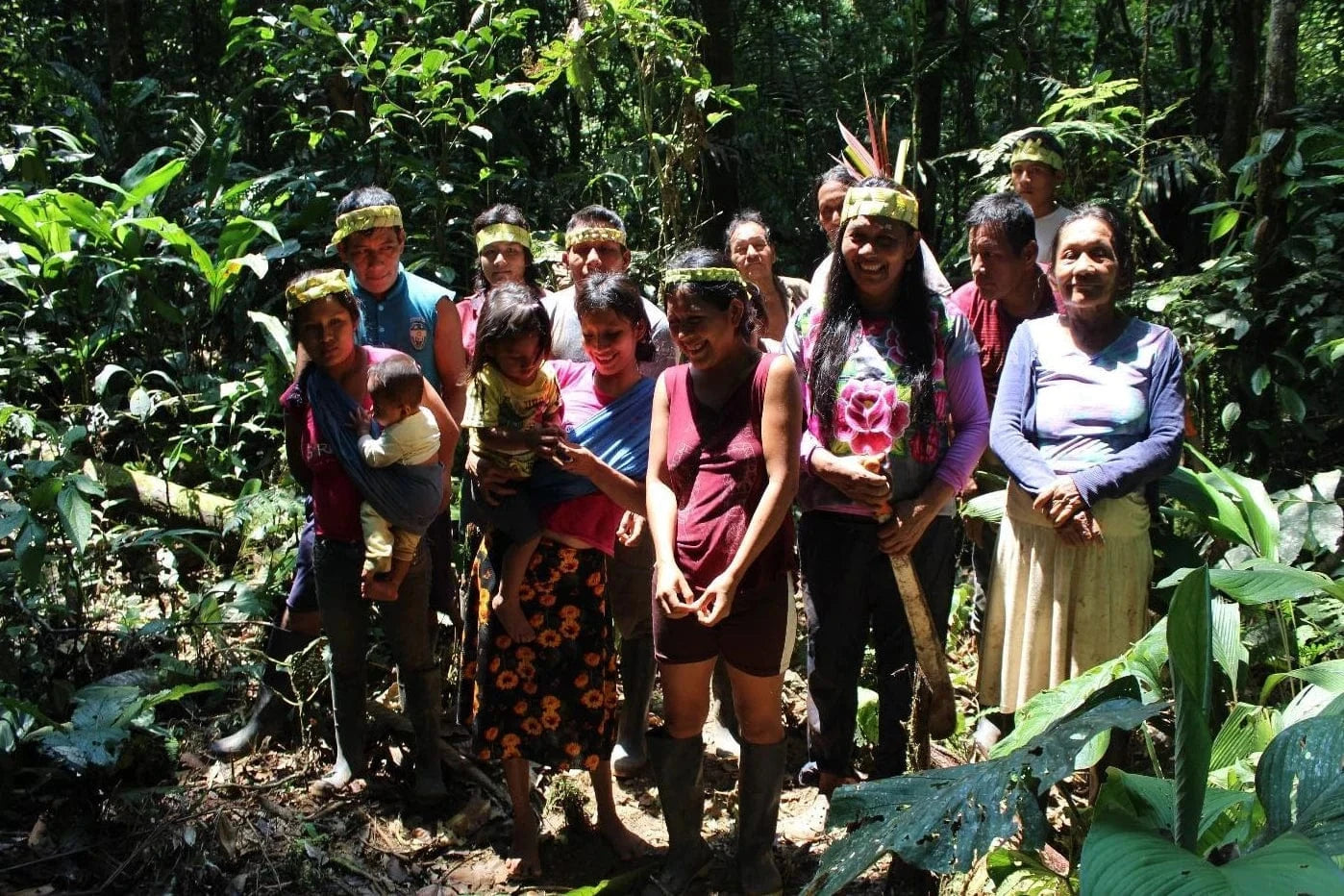 Sapara women gathered next to trees