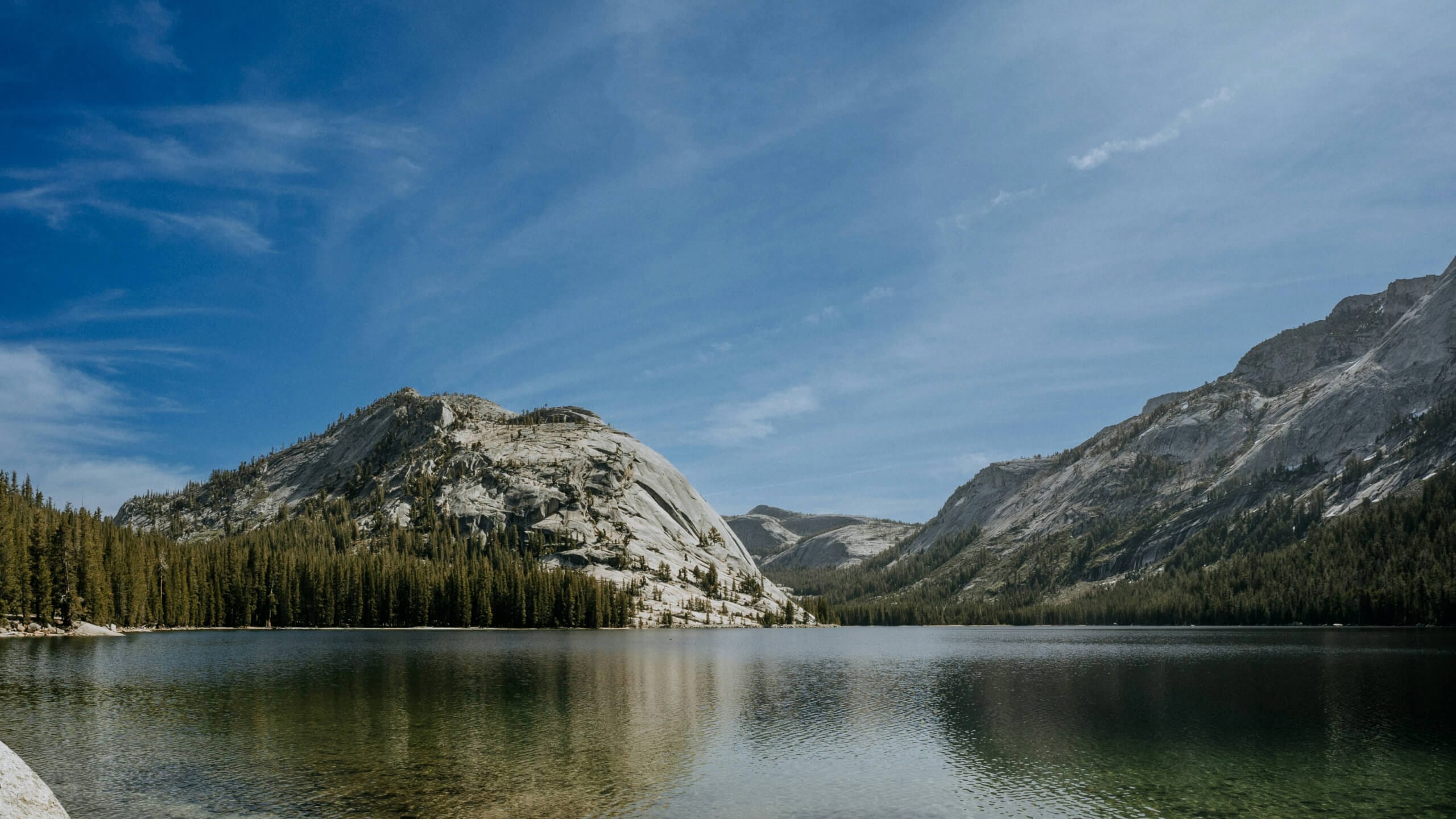 California lake and mountains