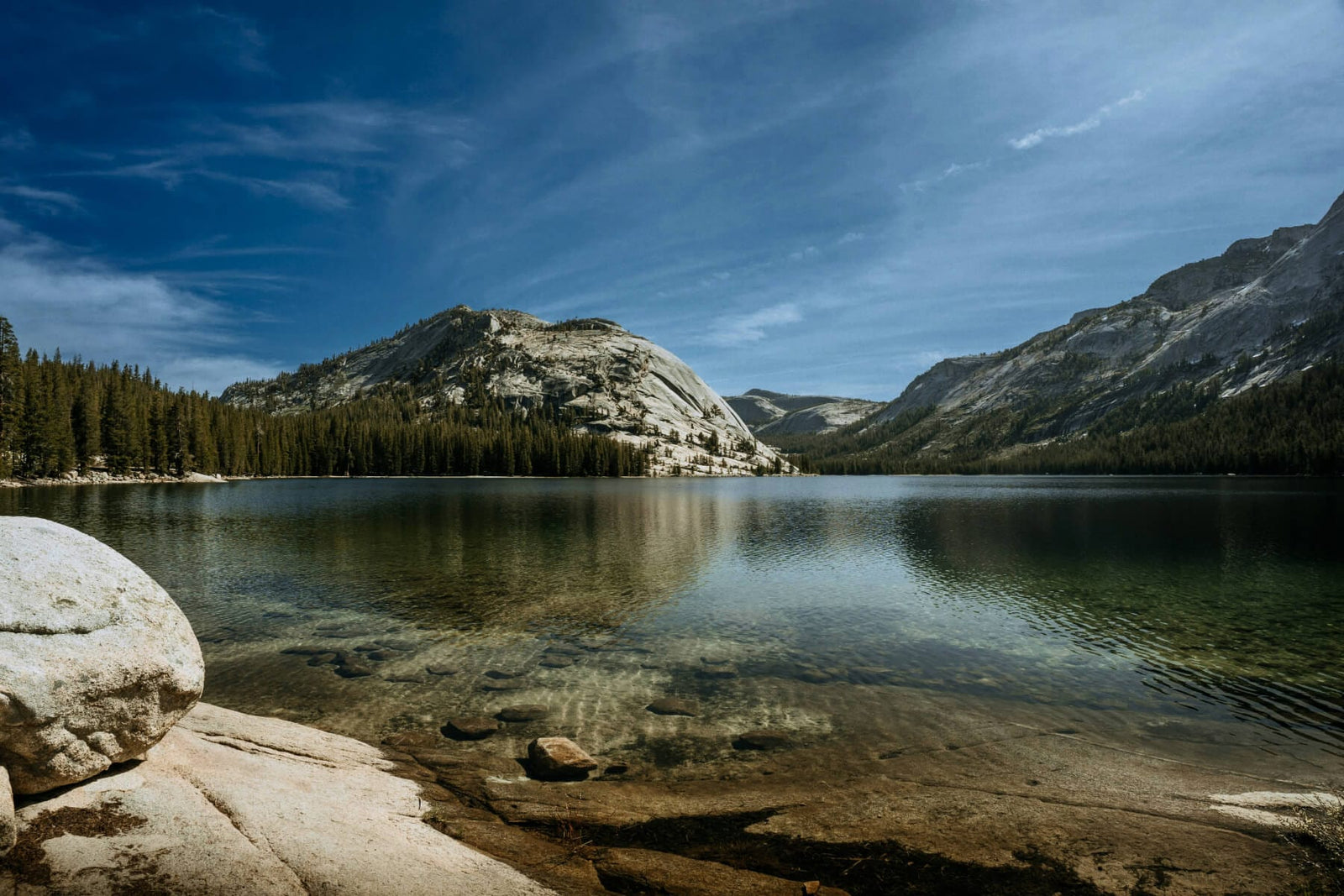 California lake and mountains